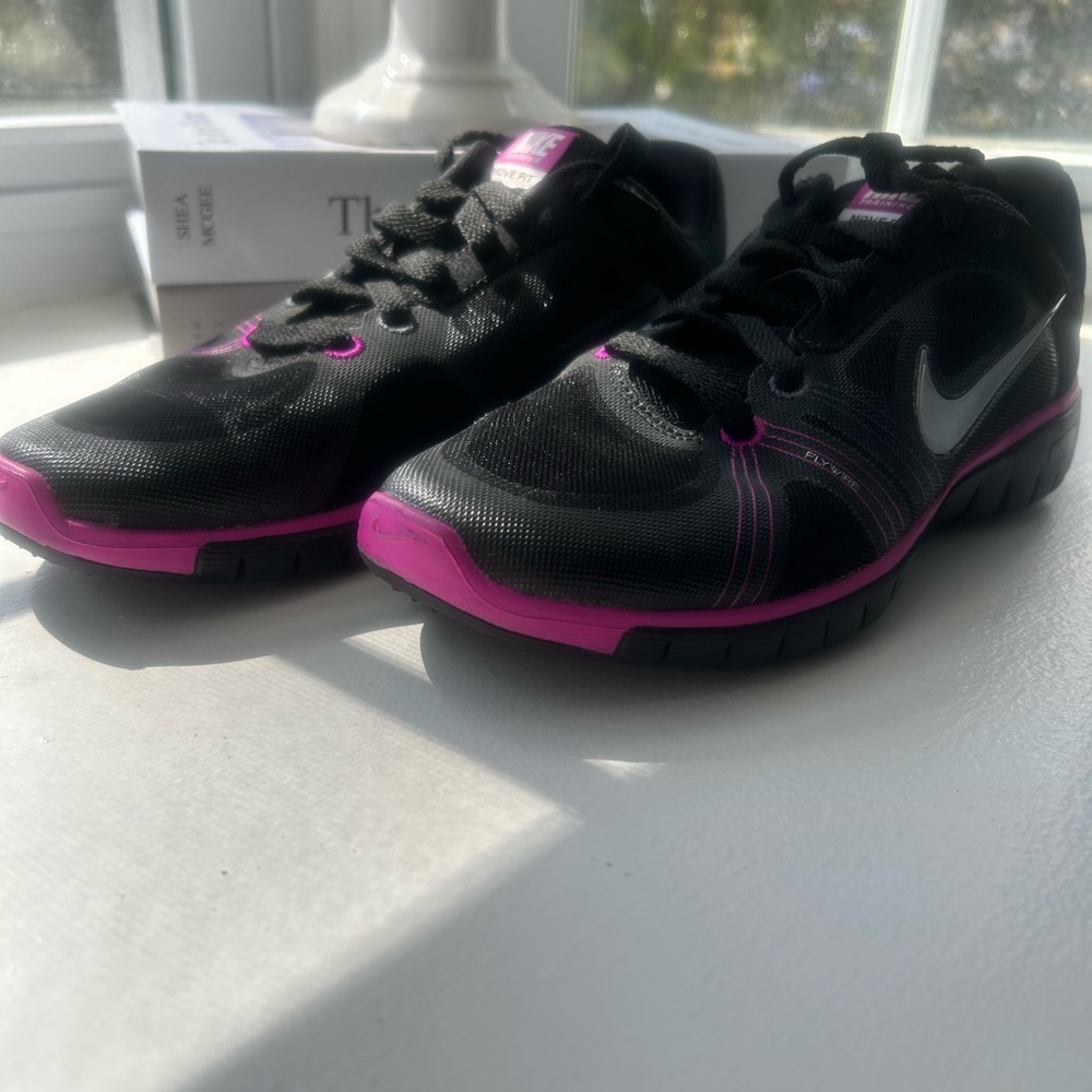 Nike Move Fit Women’s Black & Pink Training Sneakers